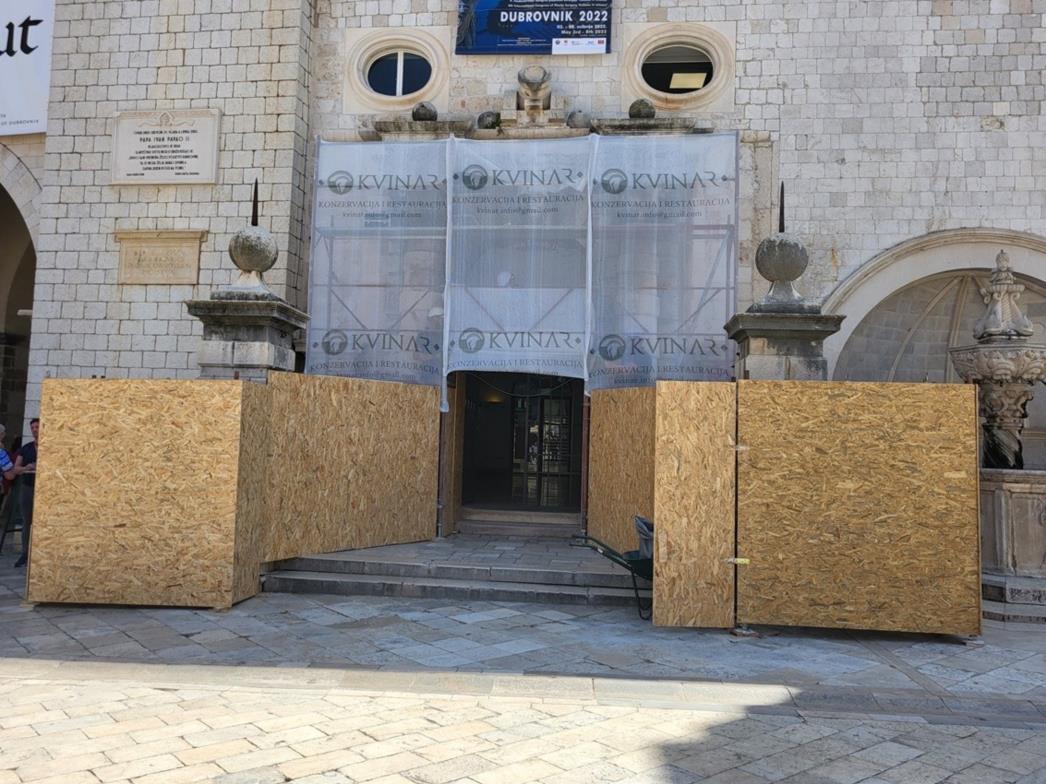 Obnavlja se barokni portal Glavne straže
