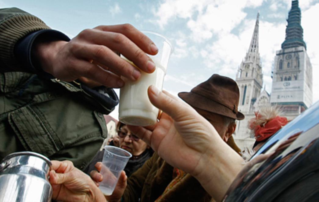Popijete li tri čaše mlijeka dnevno? NEMOJTE - znanstvenici tvrde da vas mogu UBITI!