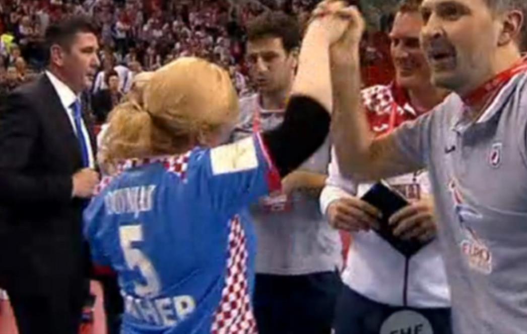 KOLINDA OSVOJILA FACEBOOK: Predsjednica svjedočila povijesnoj pobjedi naših rukometaša, svi gledaju i dijele ovaj njen video!
