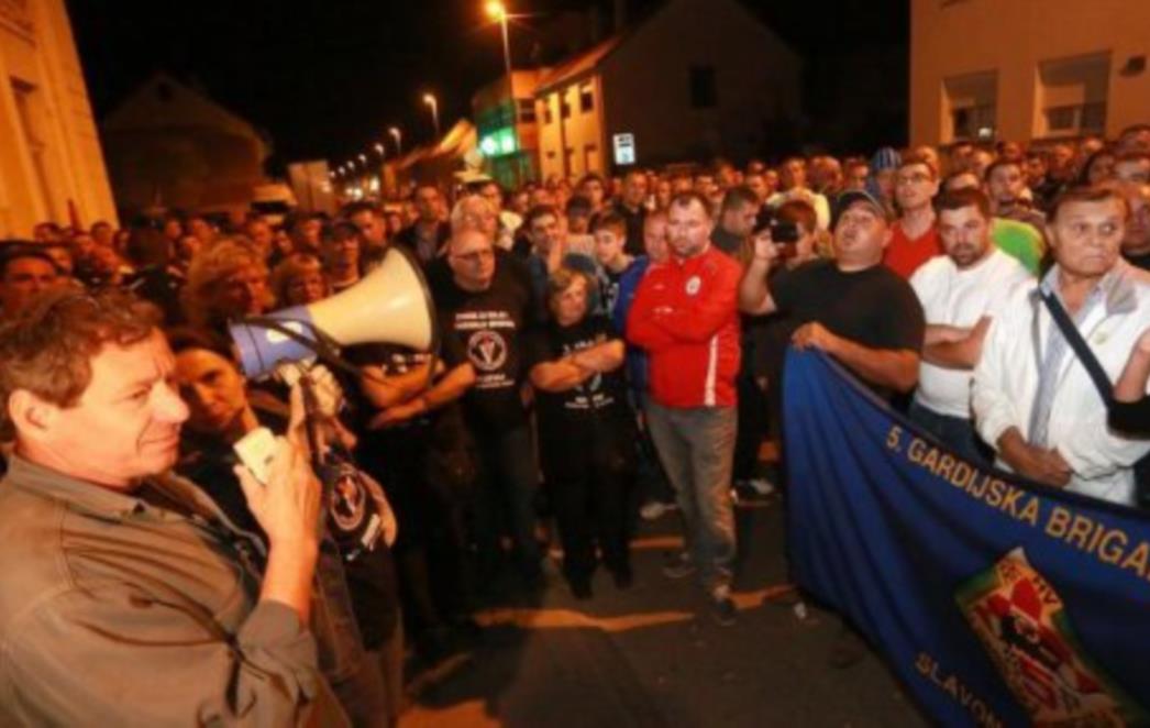 NEMIRNA NOĆ U VUKOVARU: Privedeni branitelji ostaju u pritvoru, prosvjednici opkolili policijsku postaju!