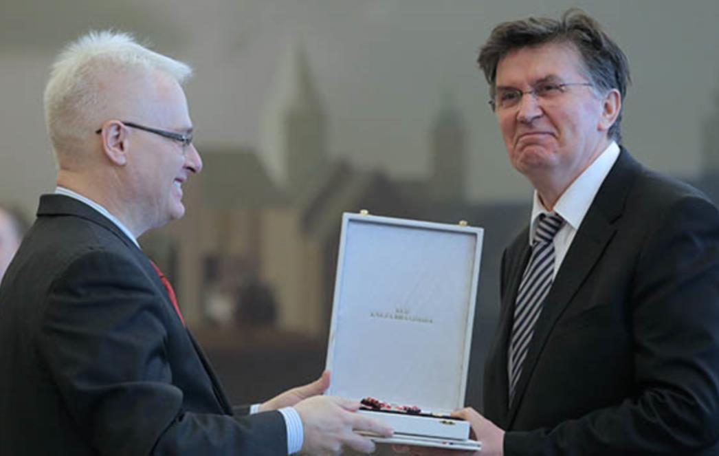(VIDEO) POSLJEDNJI ŠTETOČINSKI POTEZ POLITIČKOG KLOŠARA: Kuhana noga u nedjelju odlazi u povijest!