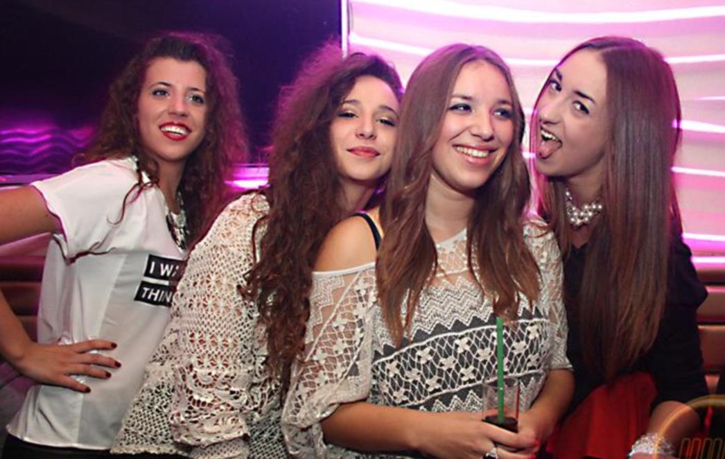 SUBOTA U DUBROVNIKU: Lijepe žene na svakom koraku! (FOTOGALERIJA)