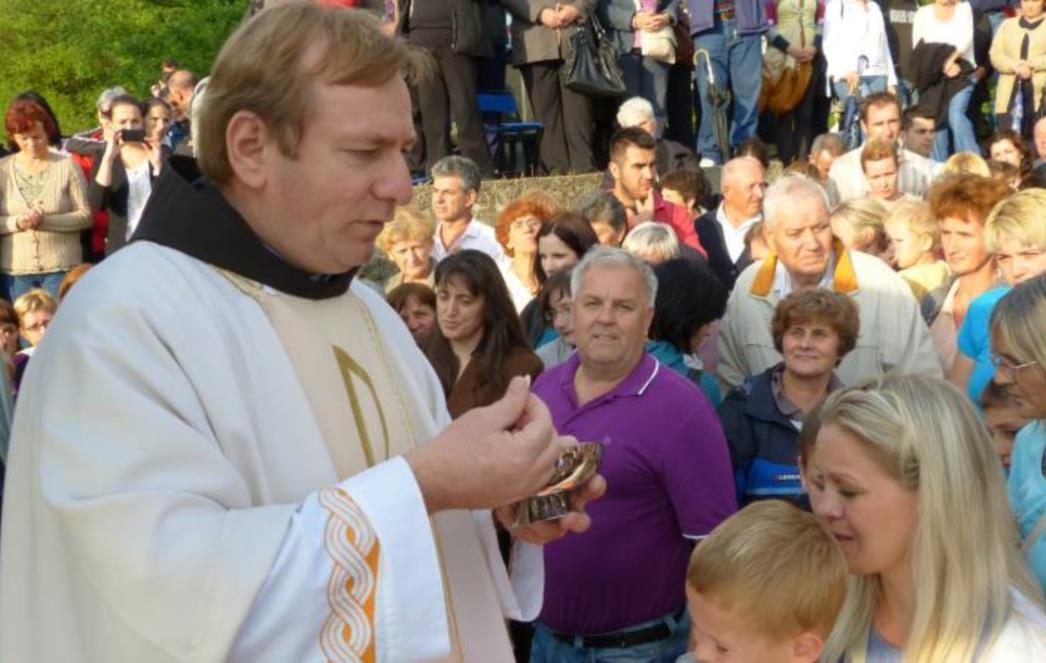 Karizmatik fra Ivan Pavić okupio 20 tisuća ljudi na duhovnoj obnovi u Bajagiću (FOTO)
