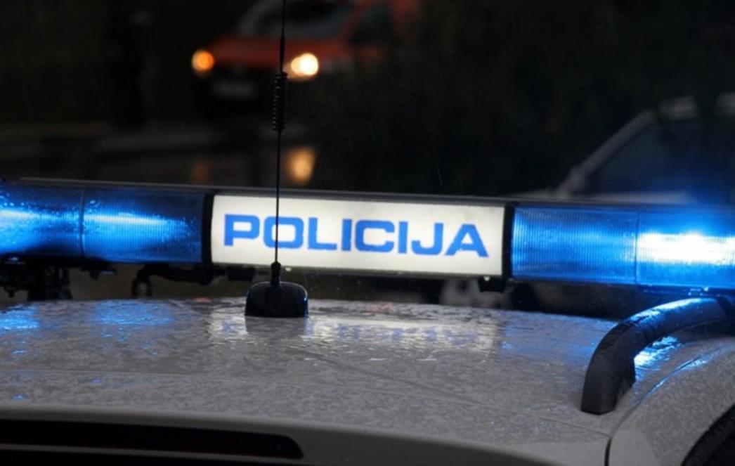 UHIĆENE TRI MUŠKE OSOBE Dilali su kokain, travu, šteke cigara iz BIH, a jedan od njih je vozilom išao zgaziti policajca!