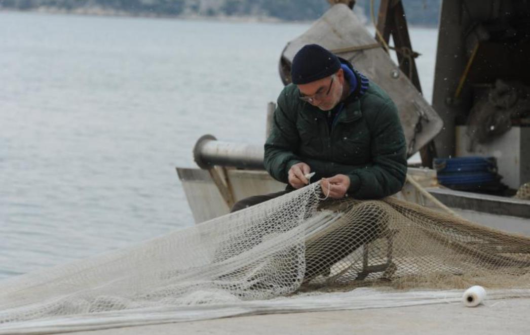 FOTOGRAFIJA DANA: Ribar i po snijegu krpa mrežu