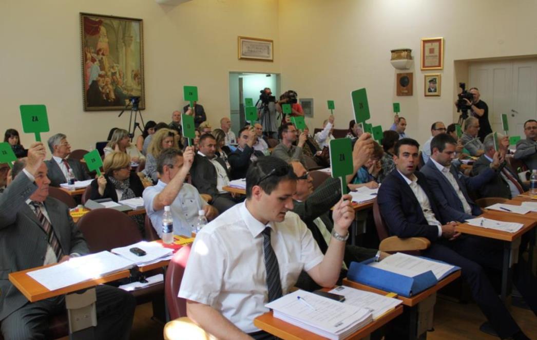USUSRET GRADSKOM VIJEĆU: Oporbena koalicija optužuje HDZ!