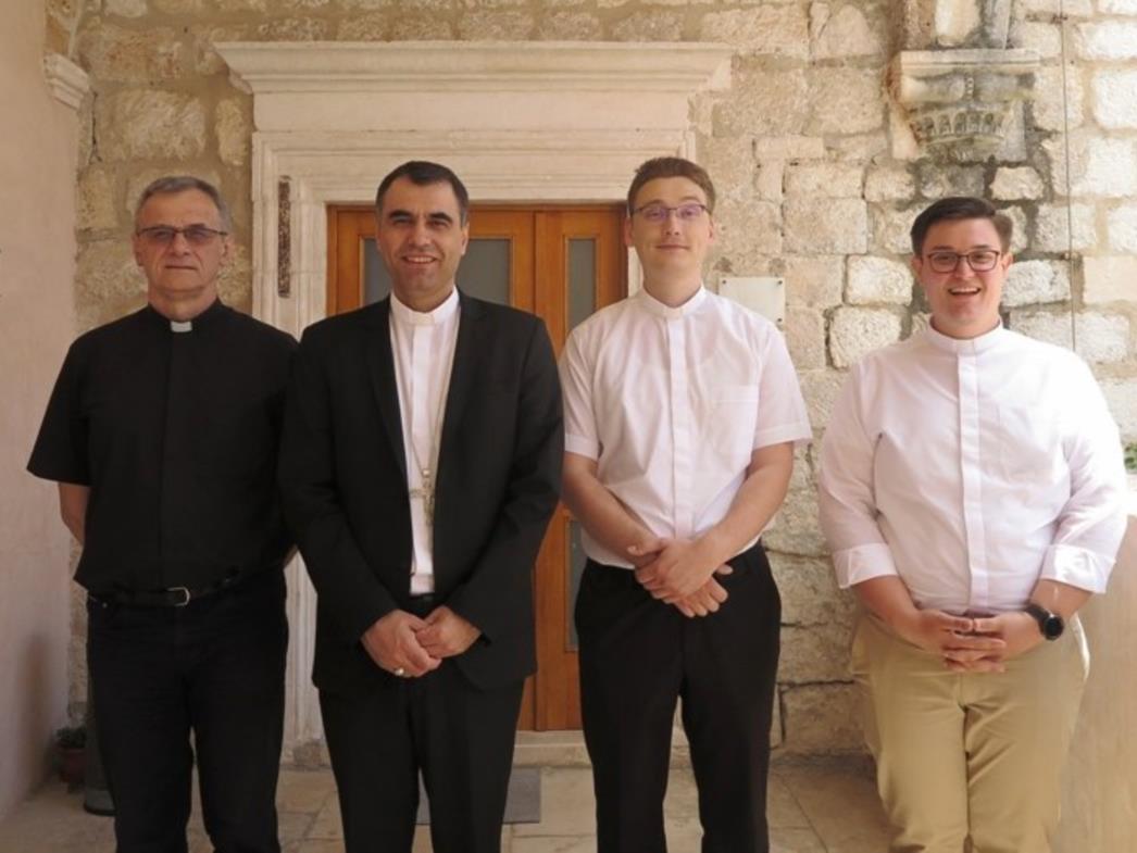 Biskup Glasnović uručio dekrete trojici mladomisnika