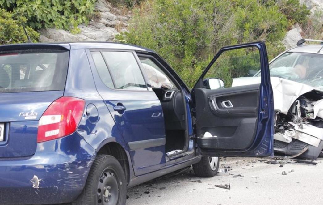 FRONTALNI SUDAR NA BABINOM KUKU: Vozačica (48) zadobila teže, a vozač (19) lakše ozljede
