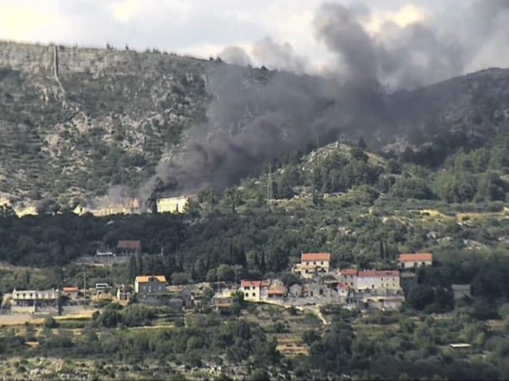 Zapalilo se smeće iznad Pobrežja, vatrogasci na intervenciji