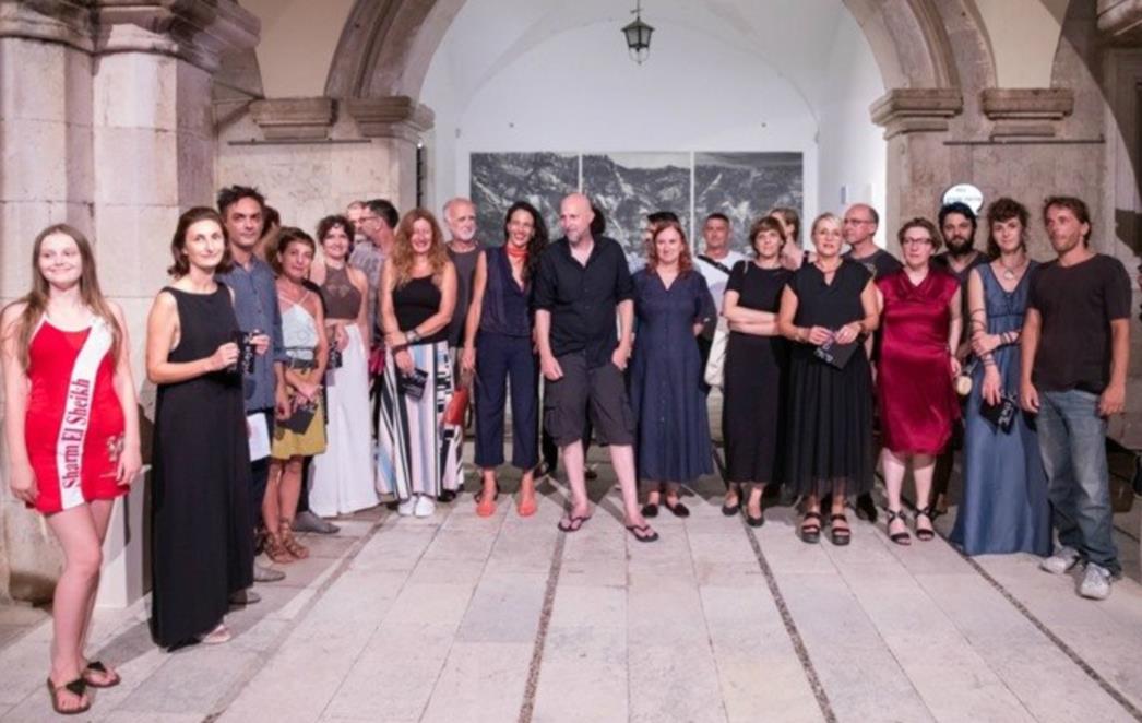 'UŽASI ZAVIČAJA DUBROVAČKIH LJETNIH IGARA' Otvorena izložba koja predstavlja 33 dubrovačka umjetnika (FOTO)
