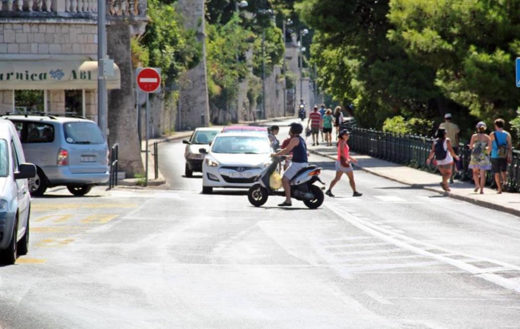 PROMETNA NESREĆA U DUBROVNIKU: Automobilom naletjela na pješakinju (57)