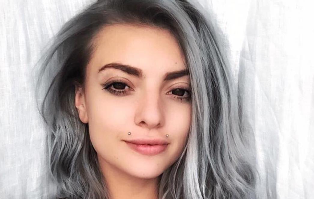 ELLA DVORNIK TOTALNO RASPAMETILA FANOVE ‘Bože, kolike duge prekrasne noge imaš, vau koja linija!’