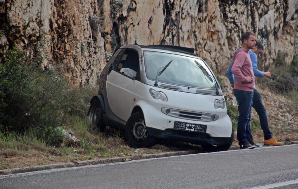 PROMETNA NESREĆA U BLIZINI DUBROVNIKA: Smartom se  zabio u brdo (FOTO)