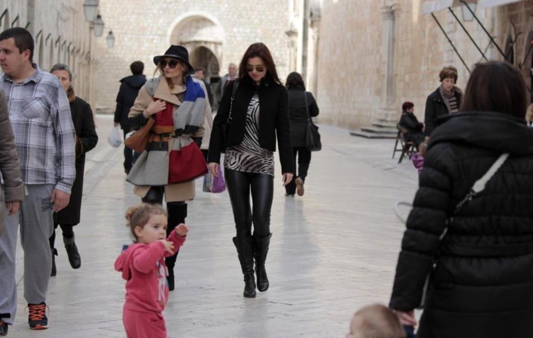 ĐIR PO GRADU:  Izašlo sunce, izašle i Dubrovkinje (FOTOGALERIJA)