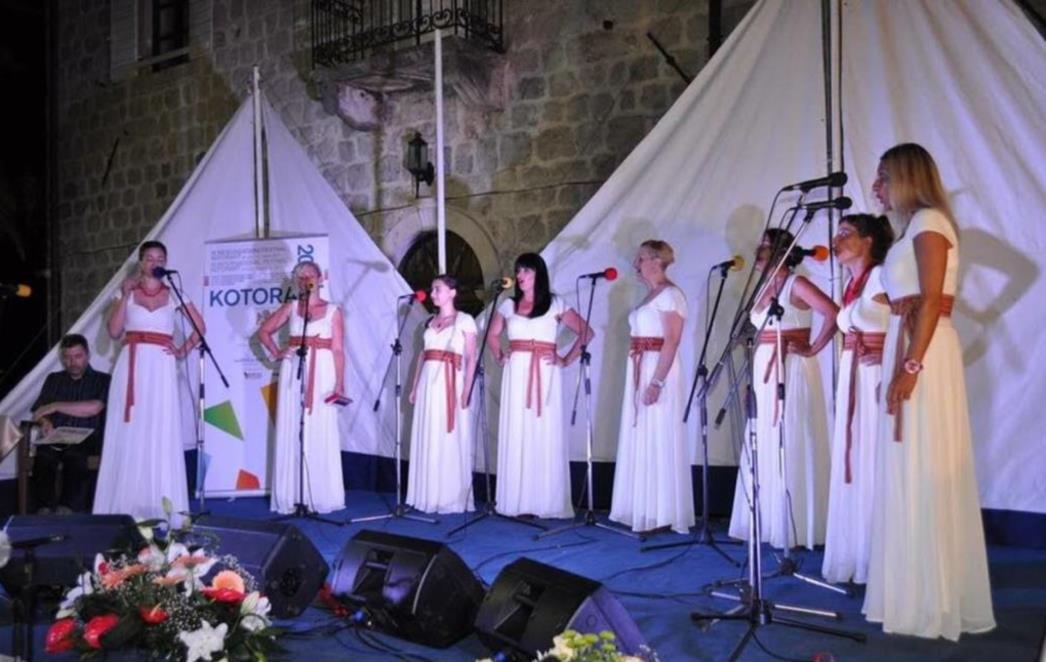 Dubrovačka  klapa 'Skontradura' pobrala ovacije publike u Perastu