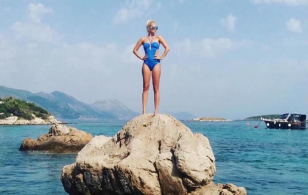 Lijepa voditeljica tradicionalno odmara na Korčuli