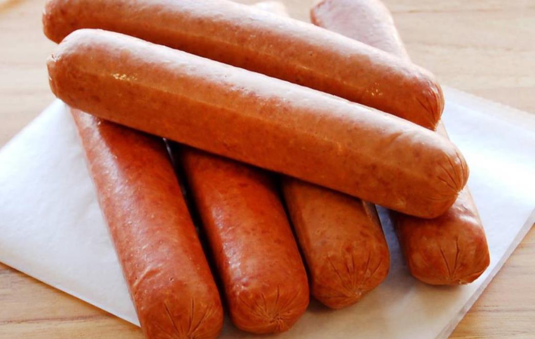 OKRENUT  ĆE VAM SE ŽELUDAC: Bivši radnik mesne industrije objavio  snimku  nakon koje hrenovke više  nećete ni pogledati!