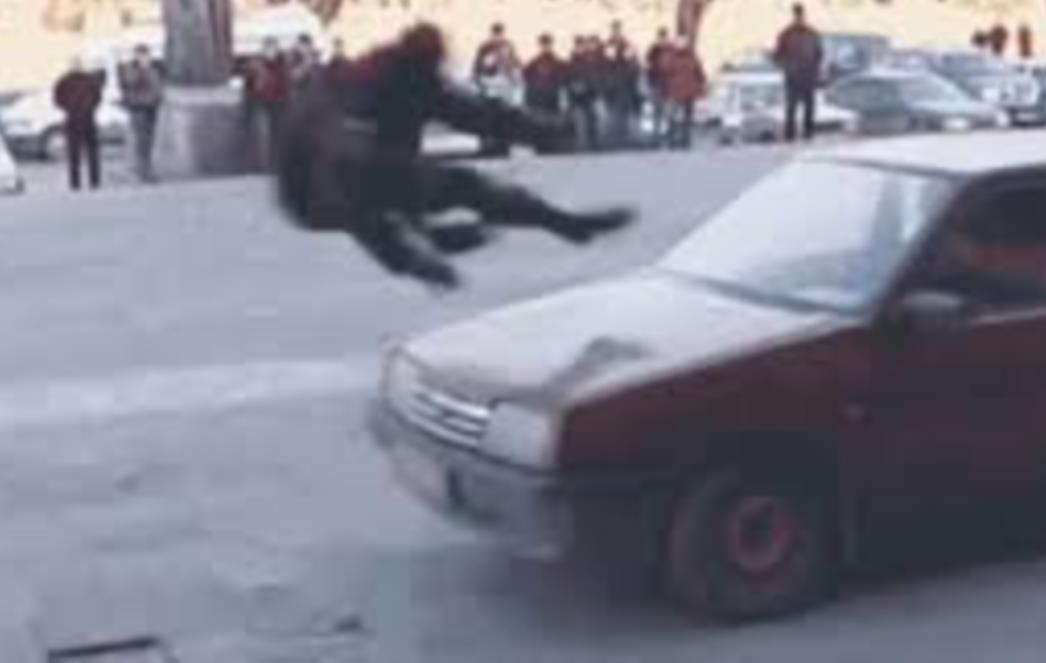RUSKI BRUCE LEE: S ovim policajcem nema šale - uhićeni mladić ni snašao se nije! (VIDEO)