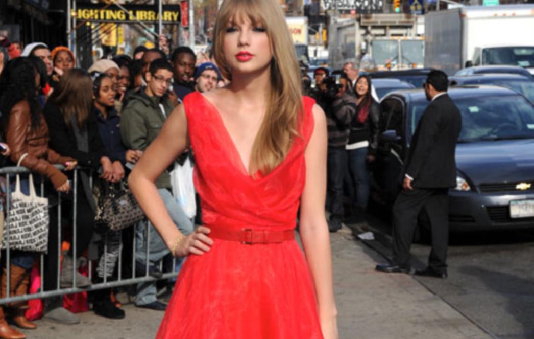 MODNI POGODAK Taylor Swift oduševila u crvenoj haljini