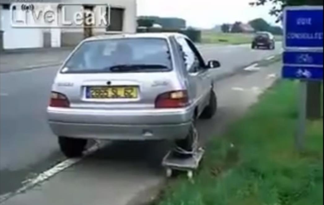 SNAĐI SE DRUŽE:  Kad nema gume dobar je i karić (VIDEO) 