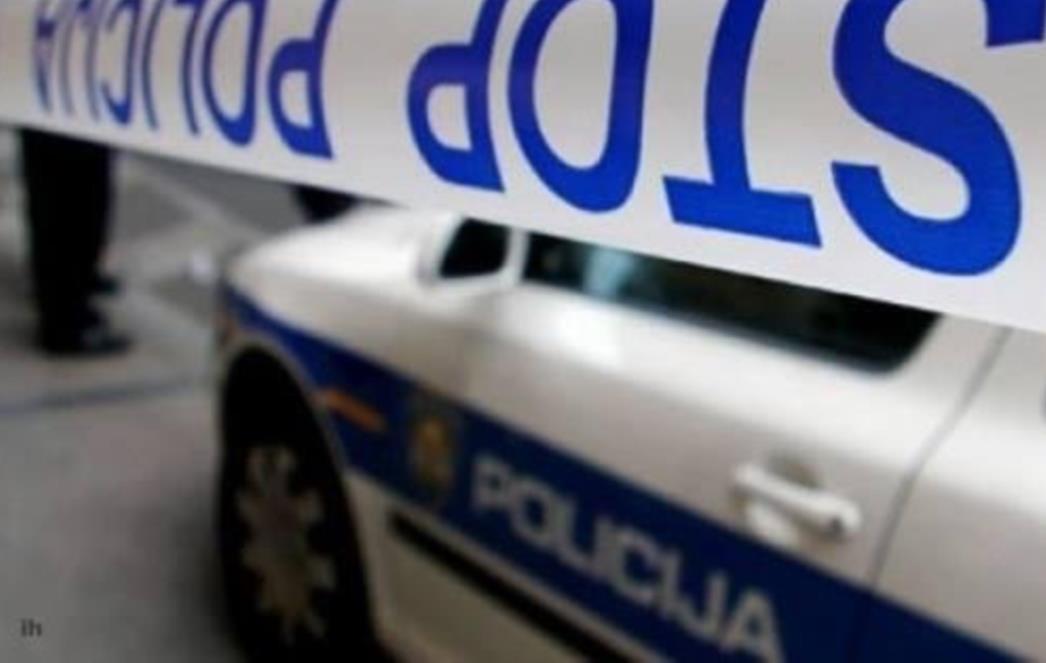MRTAV MUŠKARAC NAĐEN KOD RIJEKE Tragovi krvi vode od nogometnog igrališta?