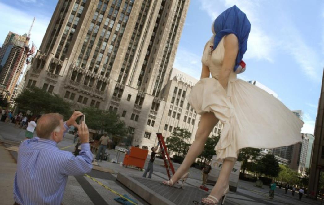 FOTO/VIDEO Divovska Marilyn Monroe pojavila se u središtu Chicaga