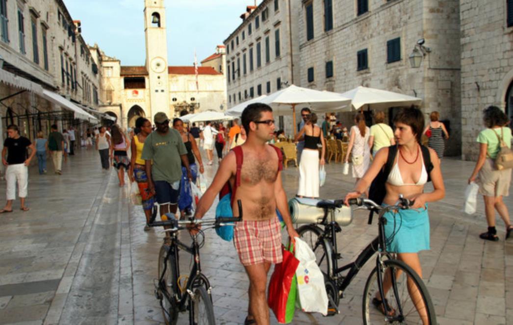IZVOR VELIKE ZARADE: Uvalite turistima  dok još  možete!