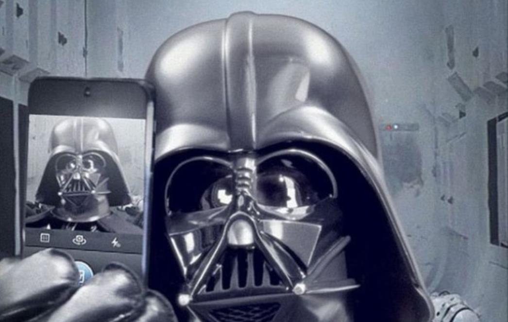I ON JE PODLEGAO TRENDU:  Darth Vader napravio 'selfie'
