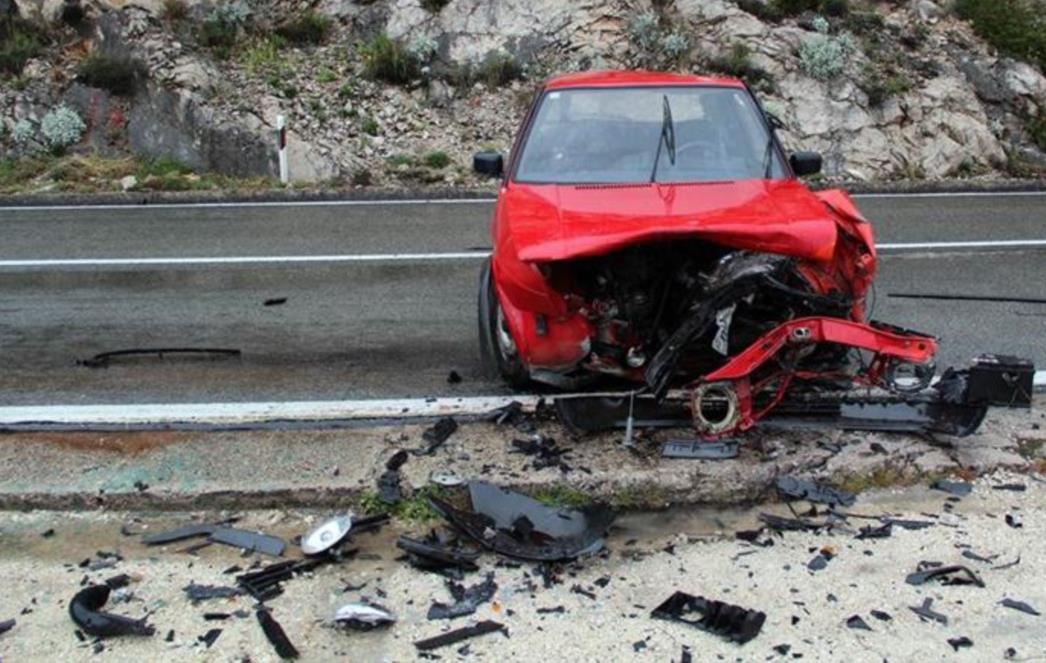 PROMETNA NESREĆA U BLIZINI DUBROVNIKA: Od siline udarca Golf odbačen na rub provalije (FOTO)