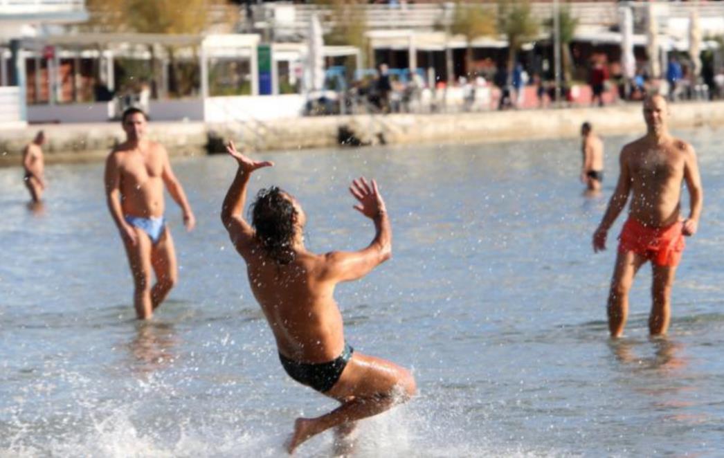 FOTOGRAFIJA DANA: Picigin na Bačvicama