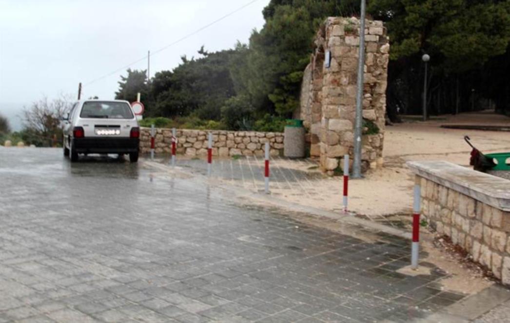 NAKON OBJAVE NA NAŠEM PORTALU: Postavljeni stupići na parkingu na Gradcu! (FOTO)