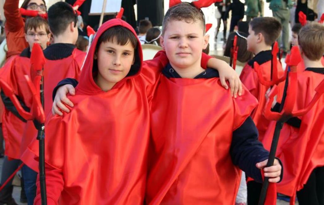 MAŠKARANI ĐIR STRADUNOM: Učenici od petog do osmog razreda oduševili maskama! (FOTOGALERIJA)