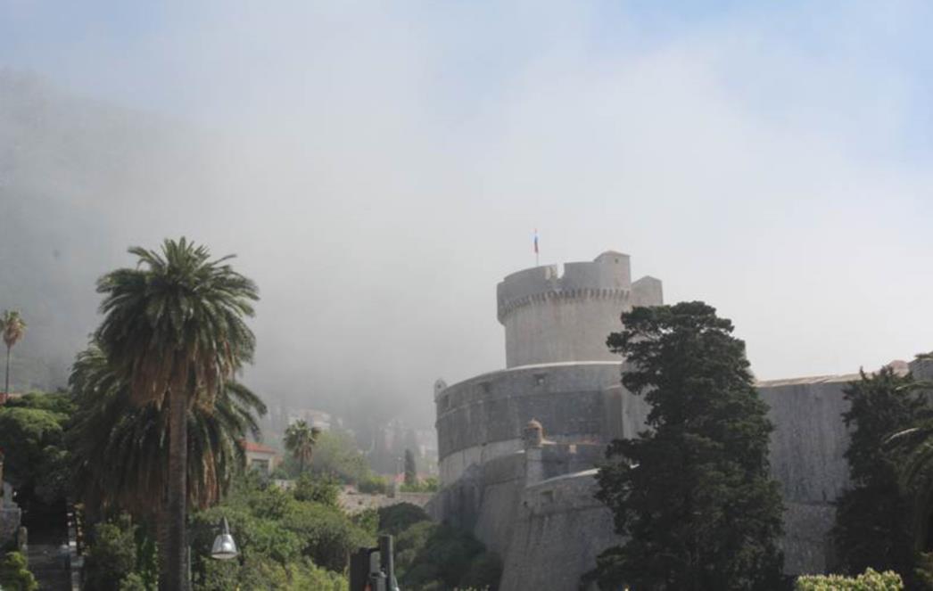 NESVAKIDAŠNJI PRIZOR: Dubrovnik se probudio 'u oblacima' (FOTO)