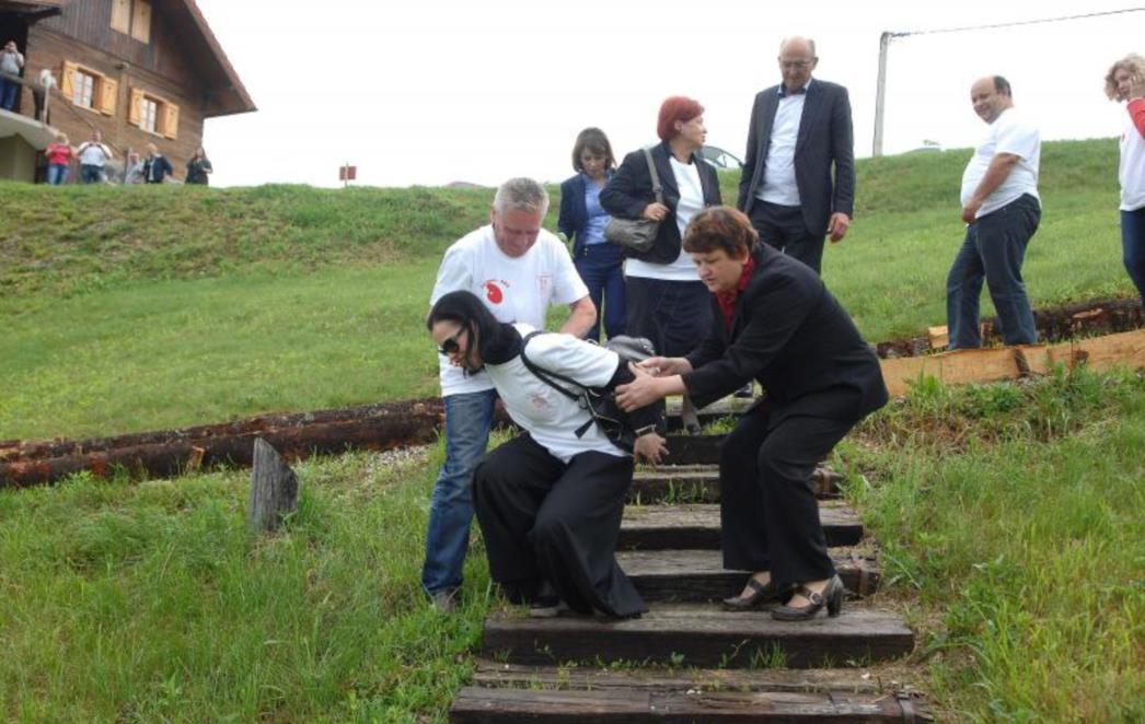   Ministrica Holy spoticala se i padala u visokim potpeticama (FOTOGALERIJA)