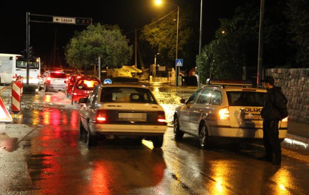PROBLEMI U DUBROVNIKU: Voda izbila asfalt, poplutao ljetnikovac Vuić (FOTOGALERIJA)