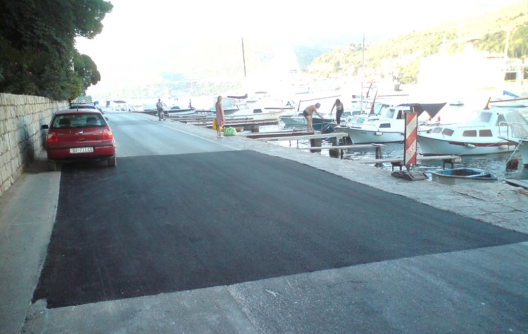 Asfaltirana rupa na Lapadskoj obali