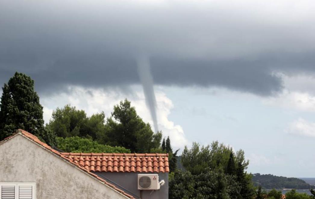 NEVRIJEME  NA KRAJNJEM JUGU:  Pijavice oko Dubrovnika ne prestaju (FOTO)