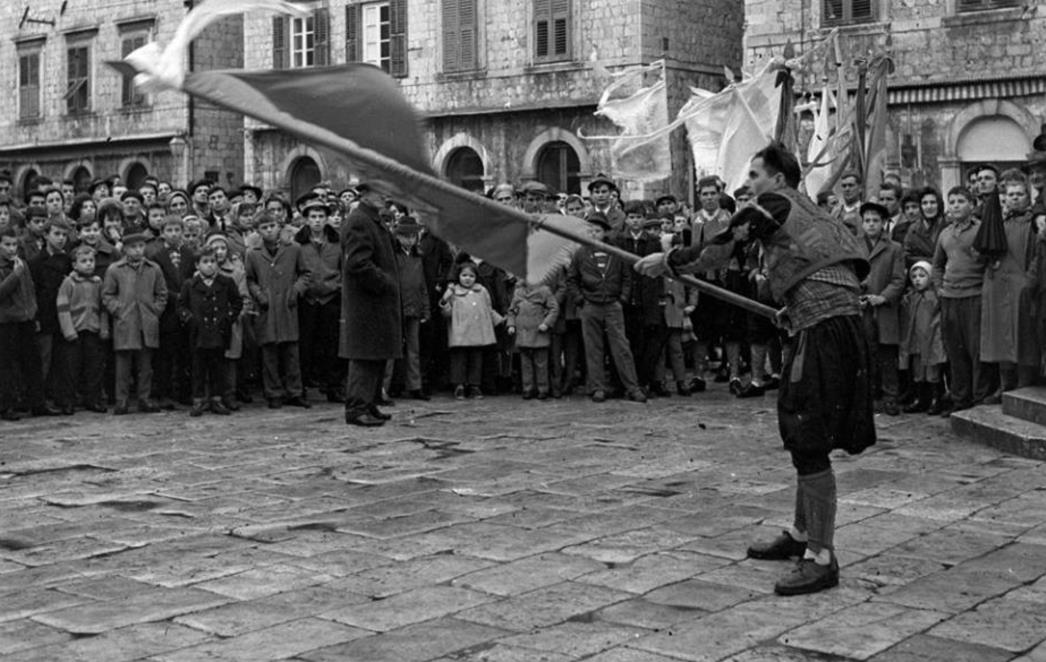 USUSRET FESTI SV. VLAHA: Nemoguće ju je zamisliti bez izvijanja barjaka, pogledajte kako je to izgledalo 1954. godine! (FOTO)