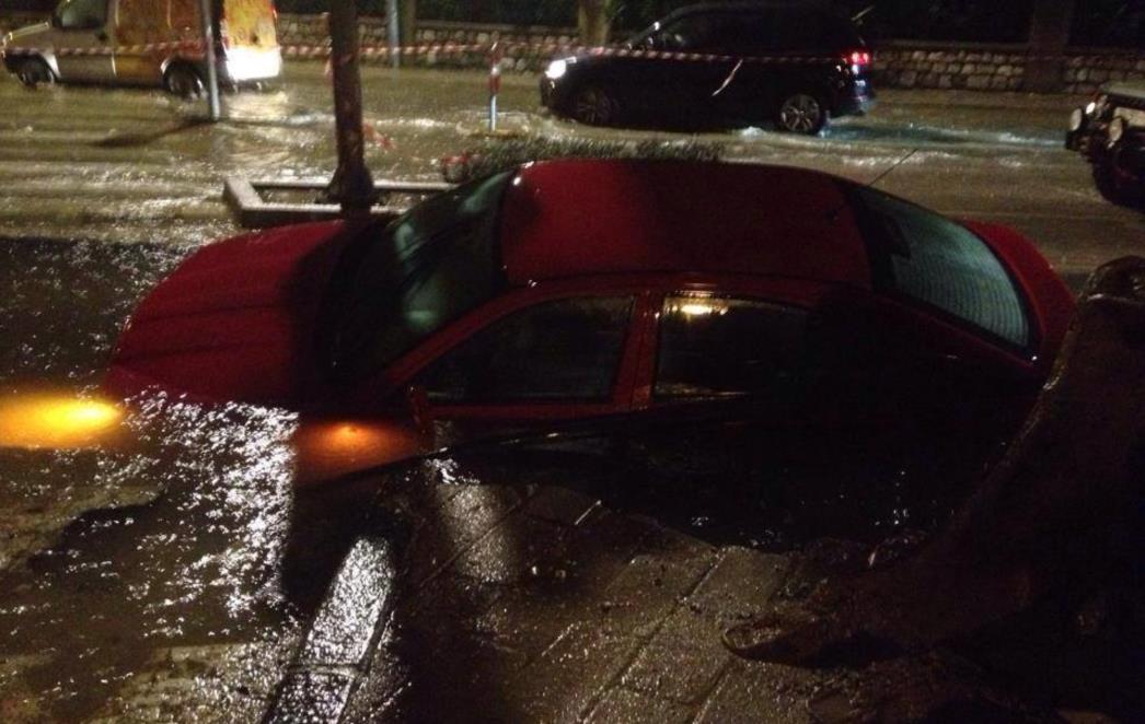 BIZARNO: U centru Dubrovnika cesta 'progutala' automobil