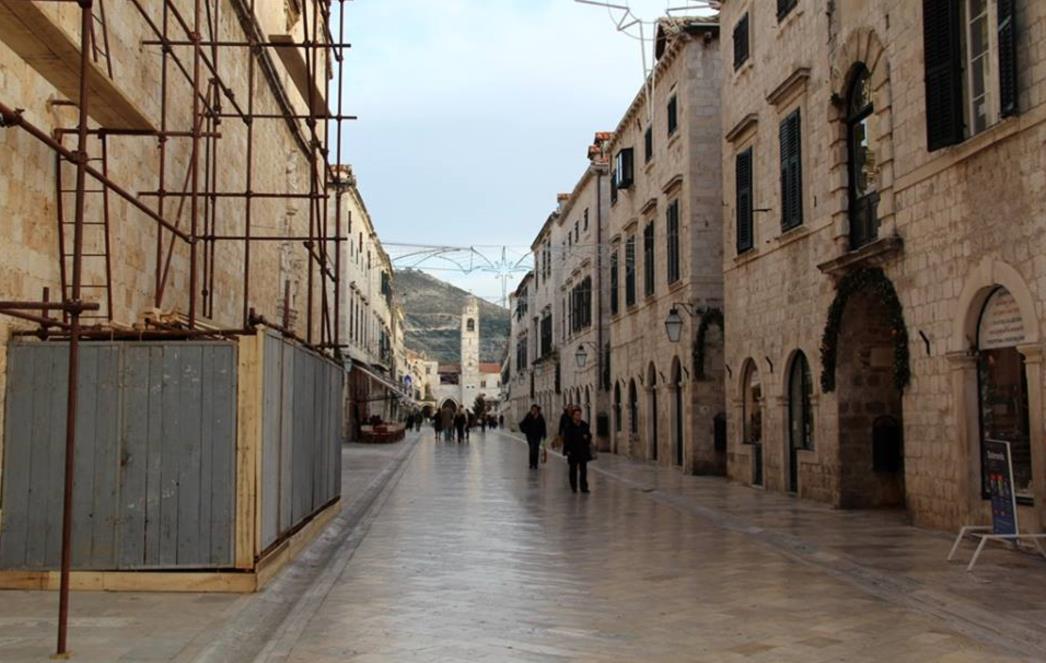OTUŽNA BLAGDANSKA SLIKA DUBROVNIKA: 'Pa, ne možemo  staviti grijalice na Stradun!'