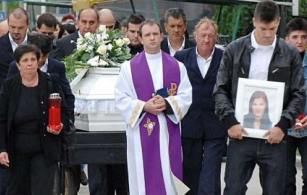 Obitelj i prijatelji u tuzi se oprostili od Siščanke koju je ubio otac