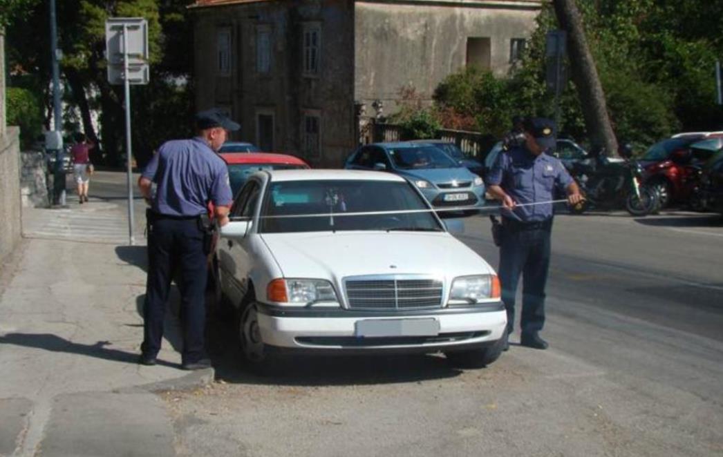Policajac nepropisno skretao pa naletio na motocikl