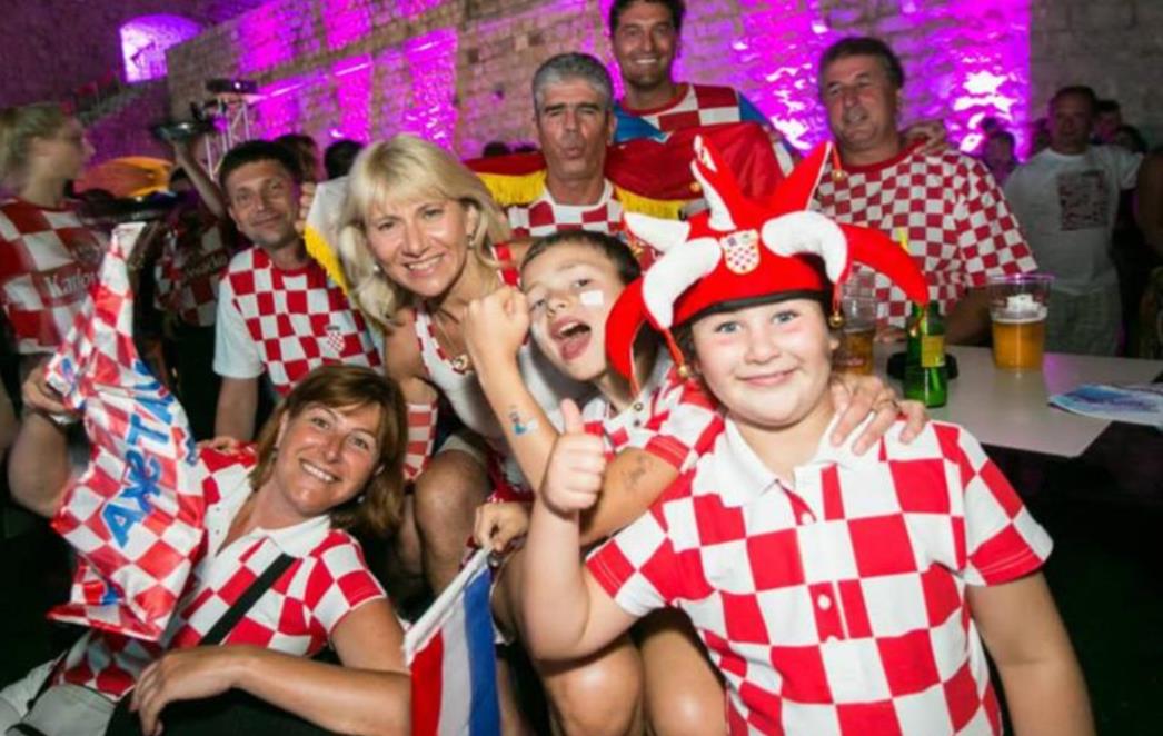 PORAZ IH NIJE ONERASPOLOŽIO: Dubrovčani  zagrijali atmosferu na taraci Revelina! /FOTOGALERIJA/