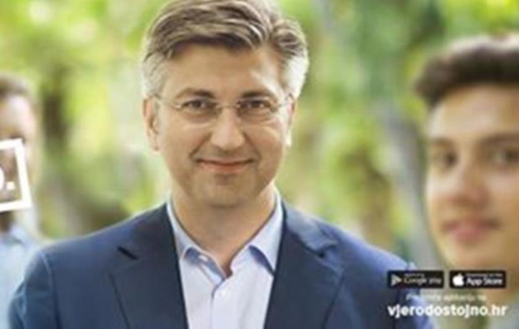 ZAHVALJUJUĆI NOVOJ APLIKACIJI: Plenković  s  plakata  govori građanima 