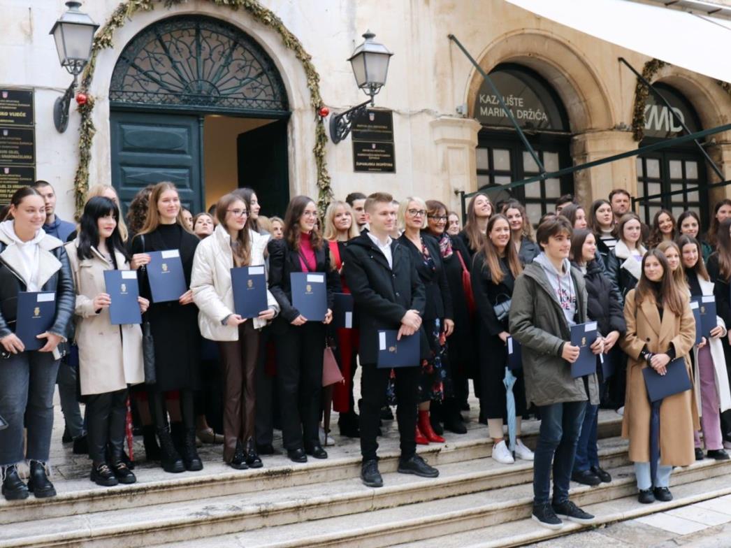 Grad Dubrovnik u 2023. za stipendije izdvaja 2,3 milijuna kuna