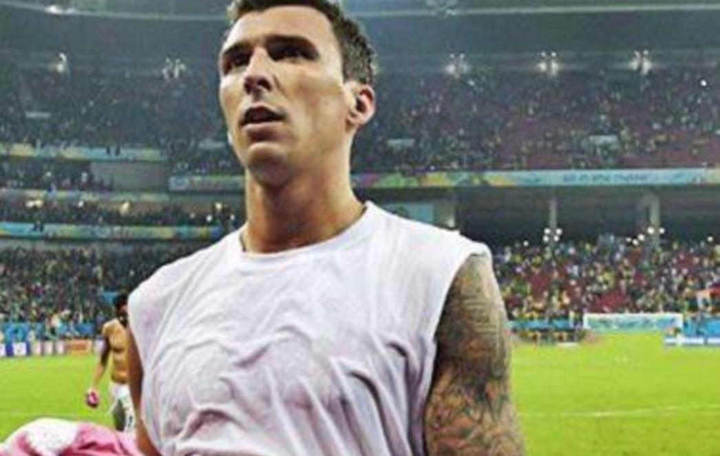 Mandžukić se ne odvaja od Suareza 