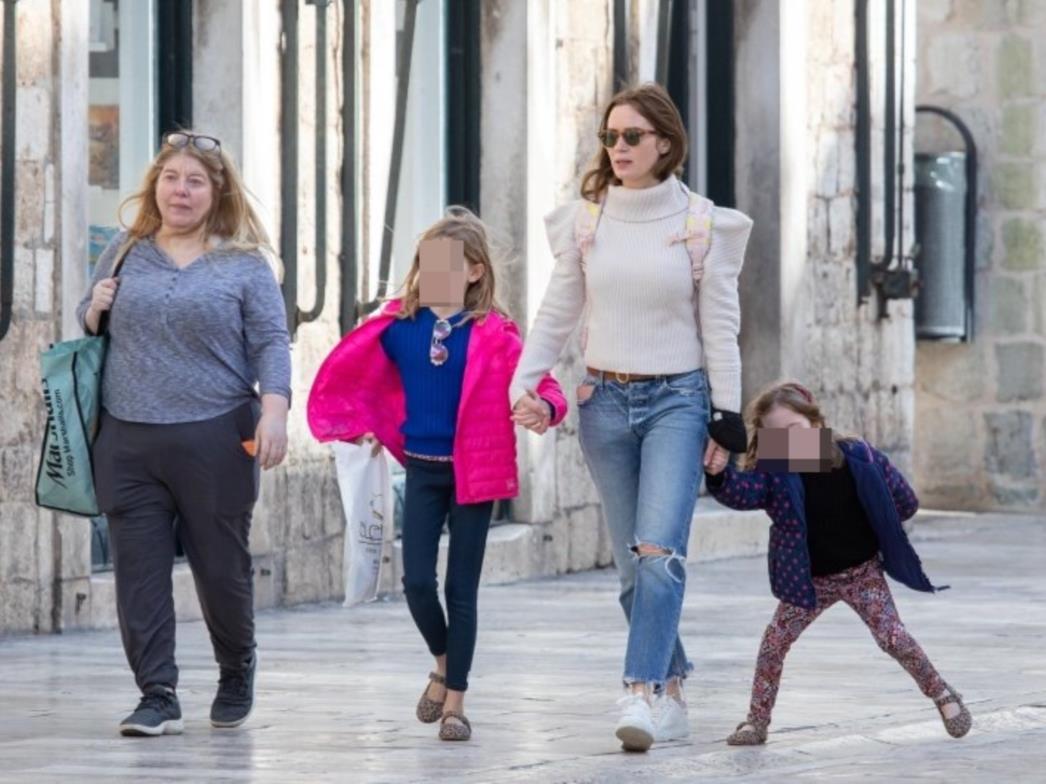 Emily Blunt s kćerima razgledava grad