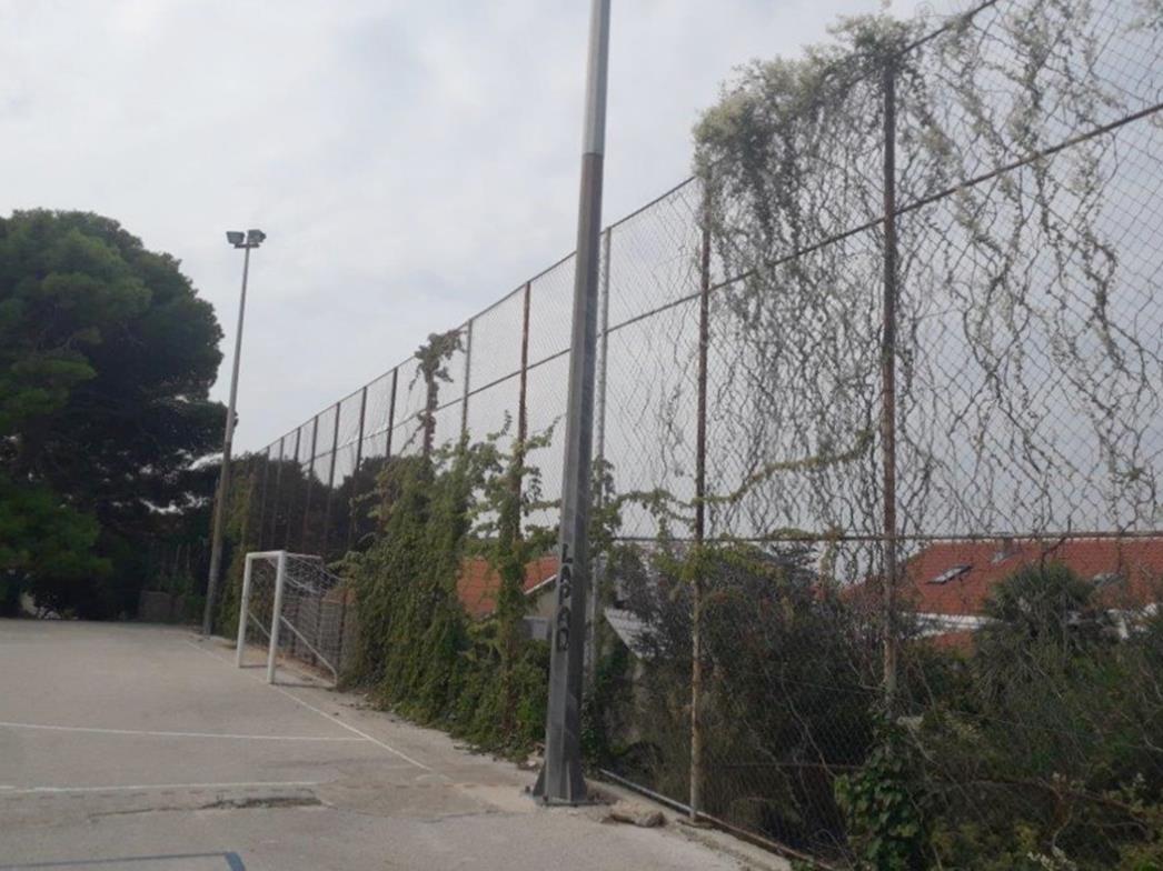 Obnavlja se ograda na sportskom terenu OŠ Lapad