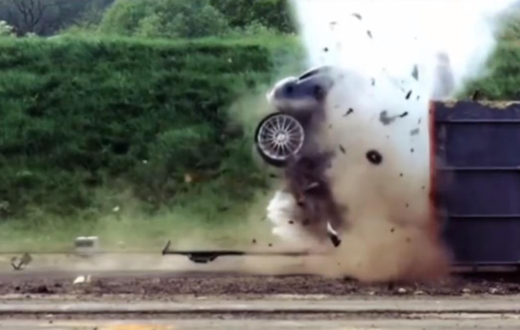  Jezive posljedice udarca pri brzini od 200 km/h! (VIDEO) 