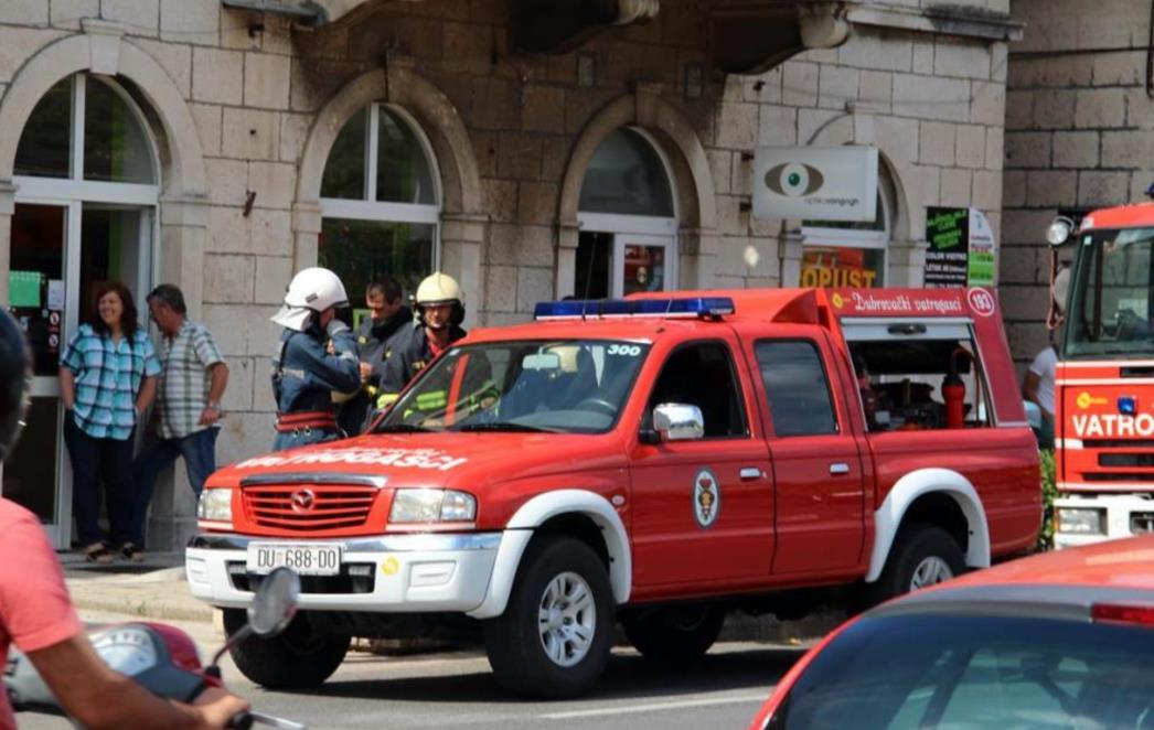 Ugašen požar u Poslovnom centru Batala, uzrok nemar vlasnika? /FOTO/